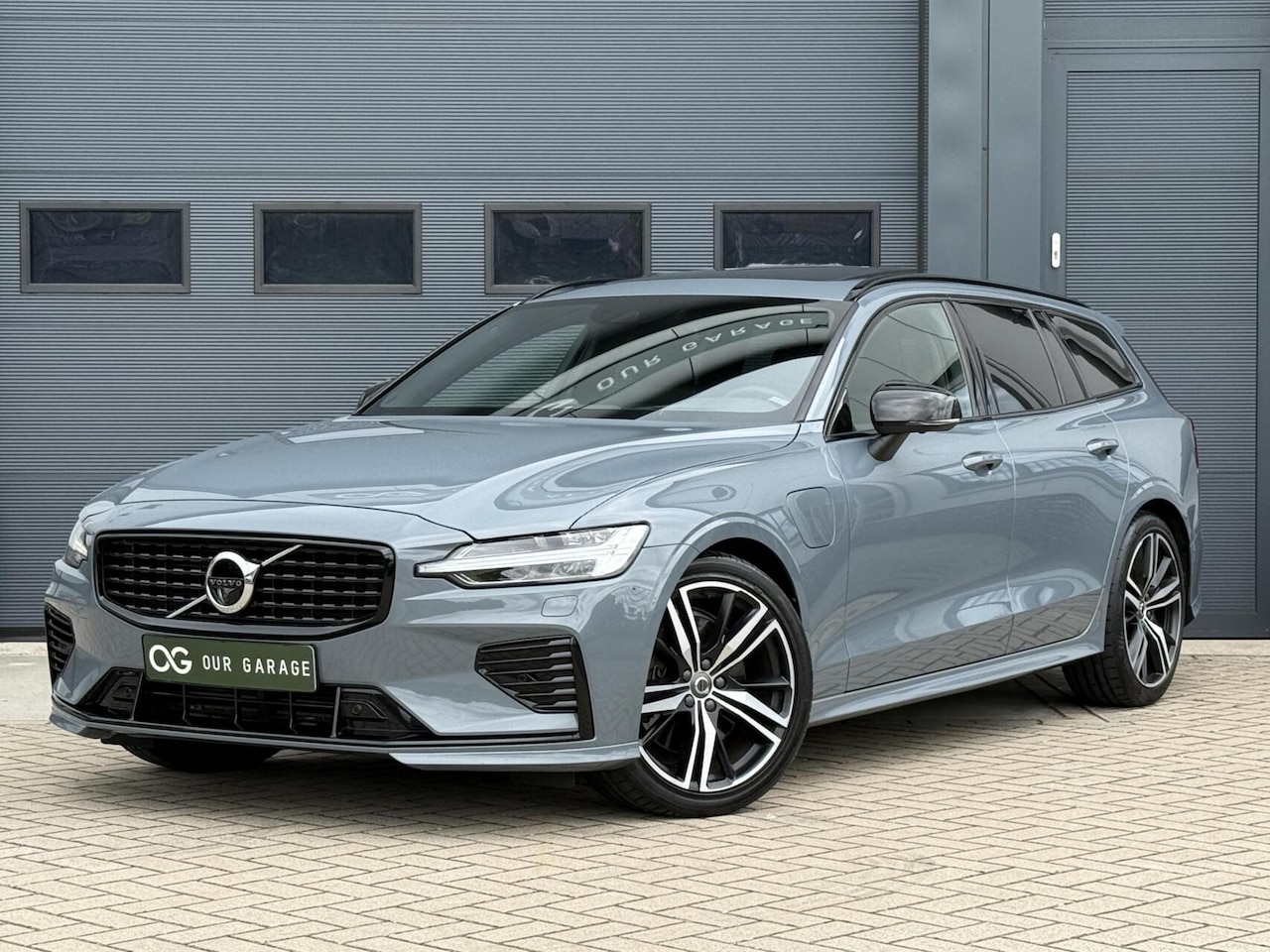 Volvo V60 - T6 Plug-in AWD Ultimate Dark|Long|360|B&W|Pano|HuD|Trekhaak - AutoWereld.nl