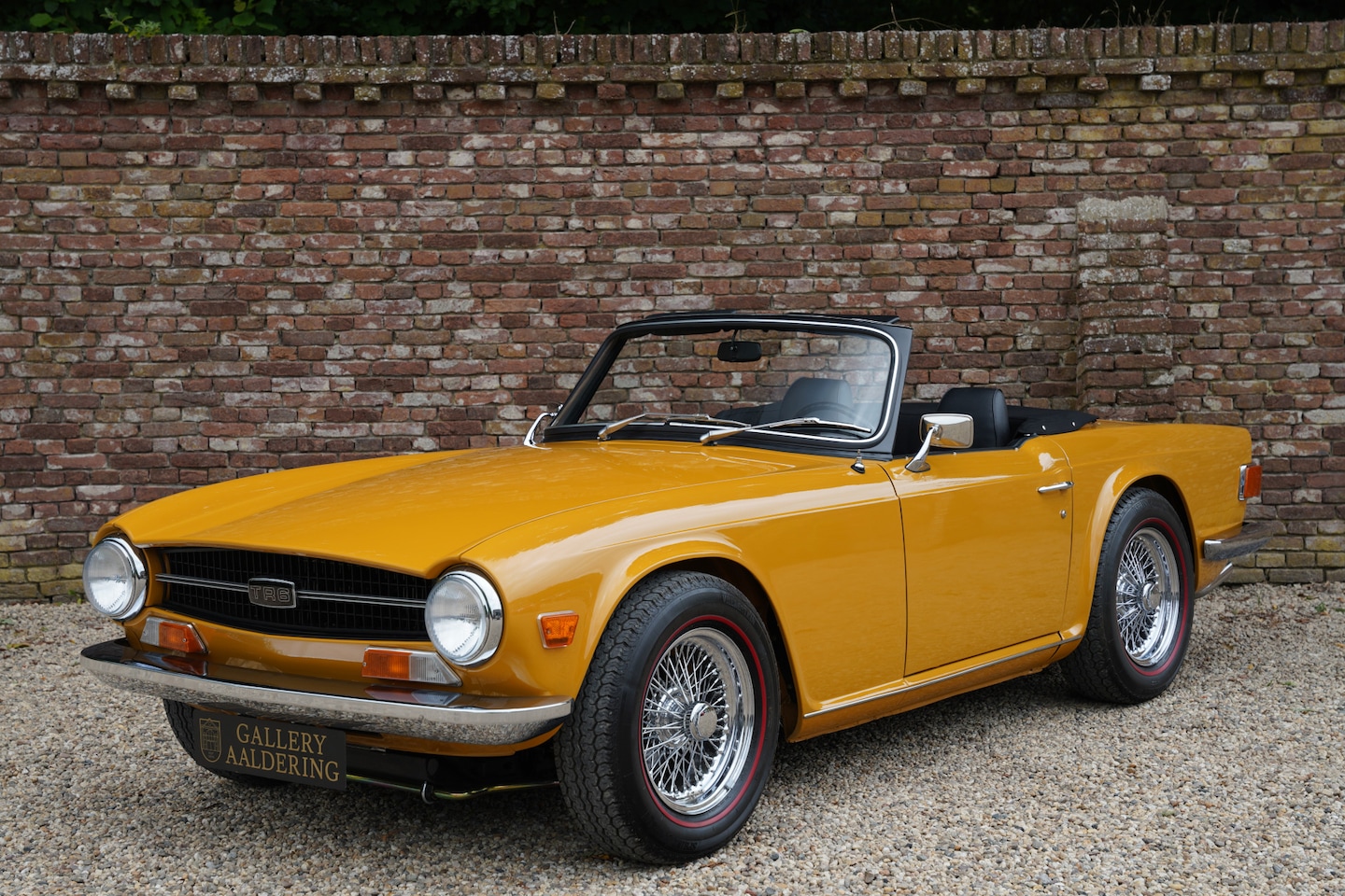 Triumph TR6 - Overdrive "Saffron Yellow" Triple Weber version! Restored and technically rebuilt with sig - AutoWereld.nl