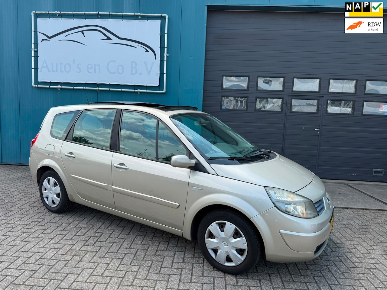 Renault Grand Scénic - 2.0-16V Clima Navigatie Panoramadak Cruise Pdc Trekhaak NL Auto NAP Incl nw Apk 09-06-2027 - AutoWereld.nl