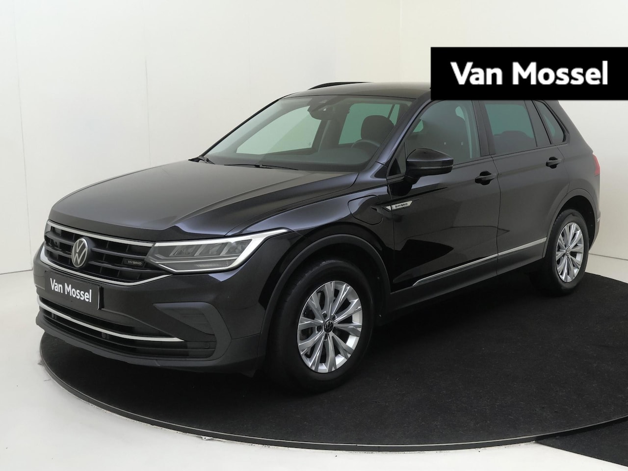 Volkswagen Tiguan - 1.4 TSI eHybrid Life Navigatie | Parkeercamera | LM velgen | Climat control | - AutoWereld.nl