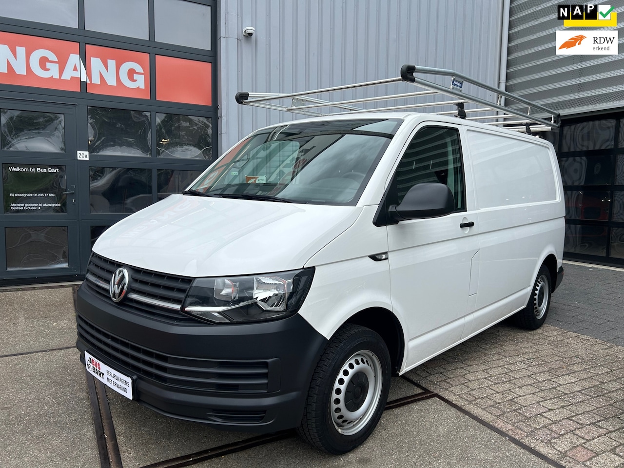 Volkswagen Transporter - 2.0 TDI L1H2 Trendline|Euro 6|Airco|Trekhaak|Navi|Cruise Control|ParkPilot - AutoWereld.nl