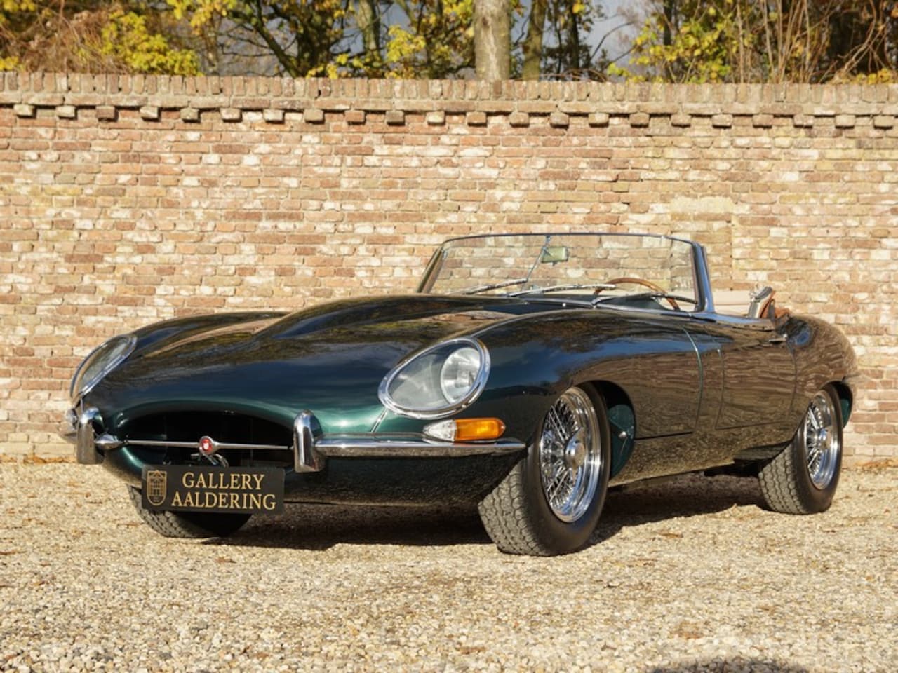 Jaguar E-type - Series 1 4.2 Roadster TOP quality example, "Nut and Bolt" restored, Accompanied by Jaguar - AutoWereld.nl