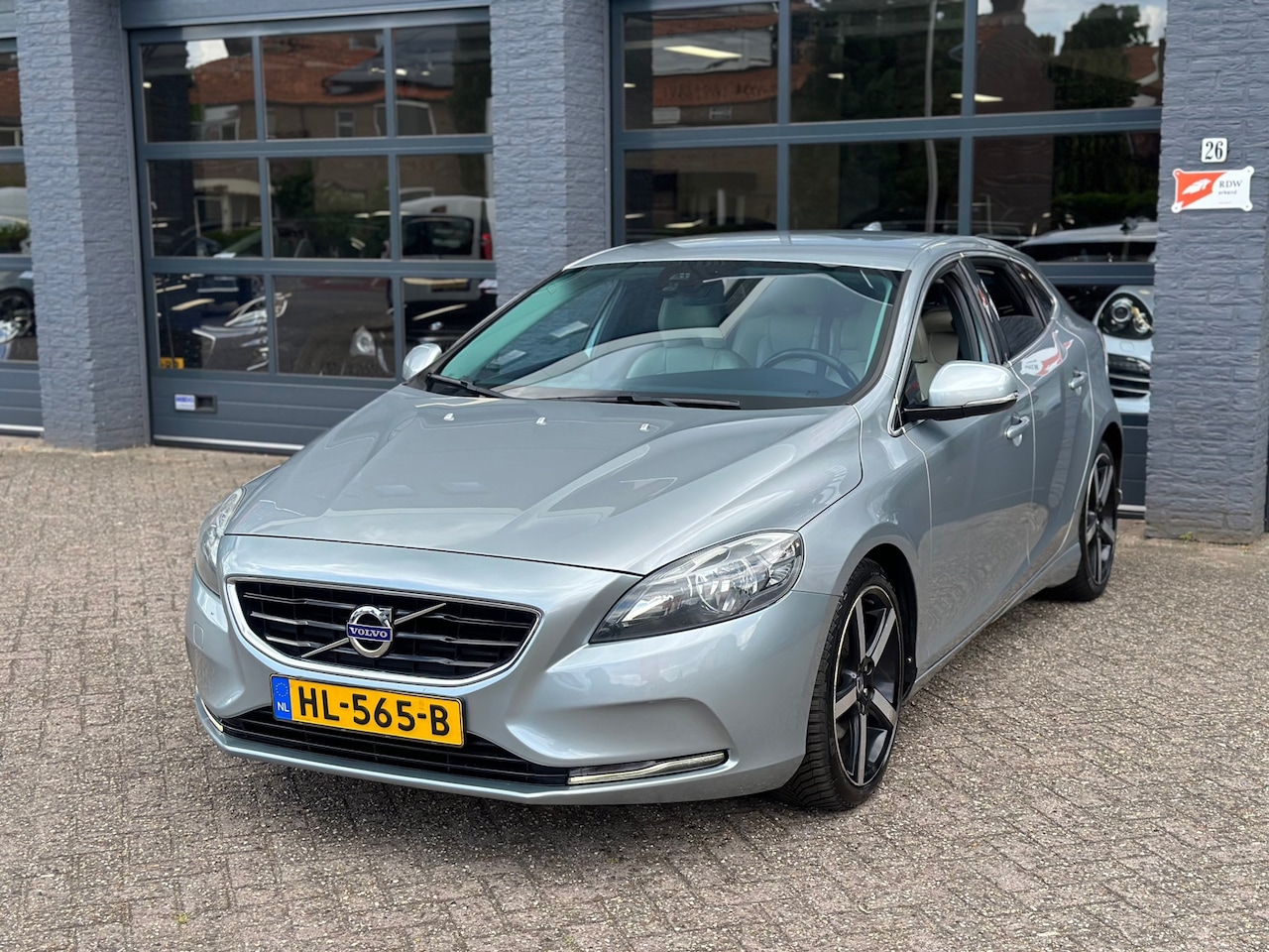 Volvo V40 - 1.6 D2 Summum R-Design|StoelMM|Aut|Leer|Camera| - AutoWereld.nl