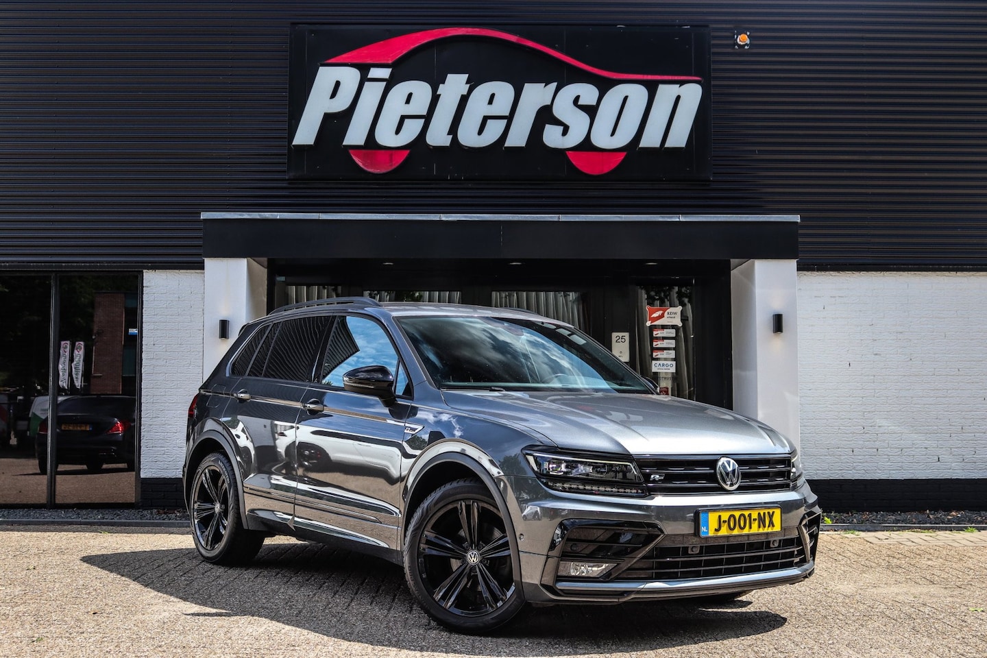 Volkswagen Tiguan - 1.5 TSI R-line 1e EIG MASSAGE ACC TREKHAAK - AutoWereld.nl