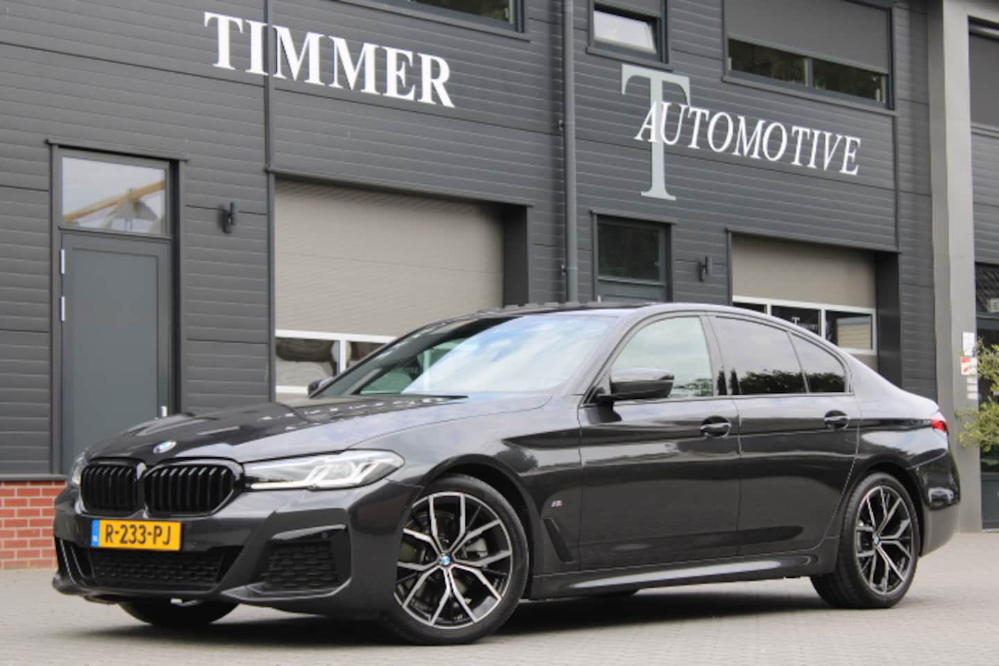 BMW 5-serie - 520i Business Edition Plus M-Sport - Schuif kanteldak - Laserlight - 19 inch- Lederen bekl - AutoWereld.nl