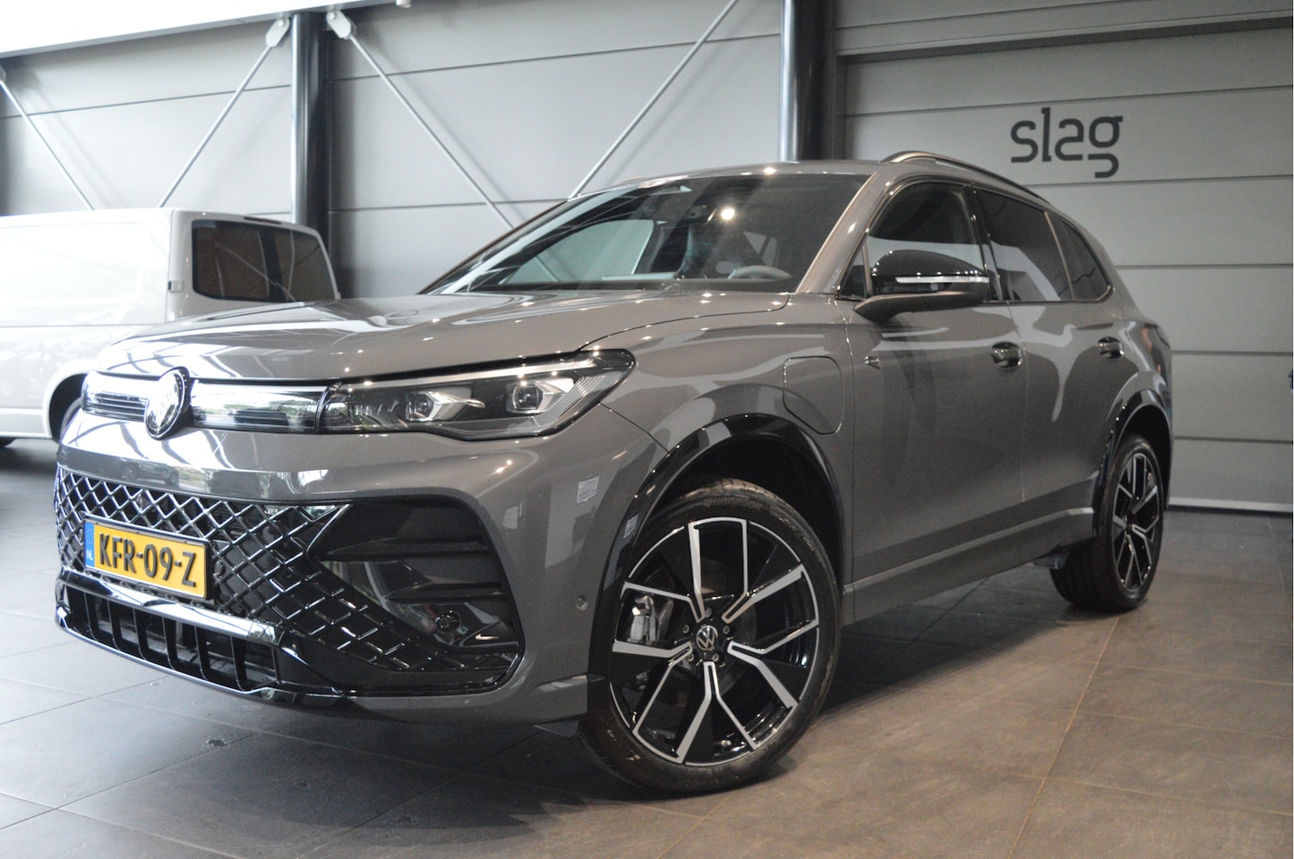 Volkswagen Tiguan - 1.5 eHybrid 3X R-LINE Black Style head up 20 inch 272 pk !! - AutoWereld.nl