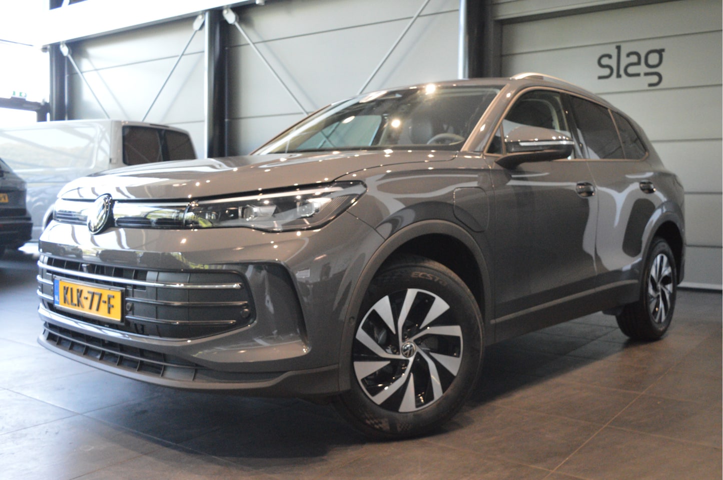 Volkswagen Tiguan - 1.5 eHybrid Life keyless carplay camera led pdc 204 pk !! - AutoWereld.nl