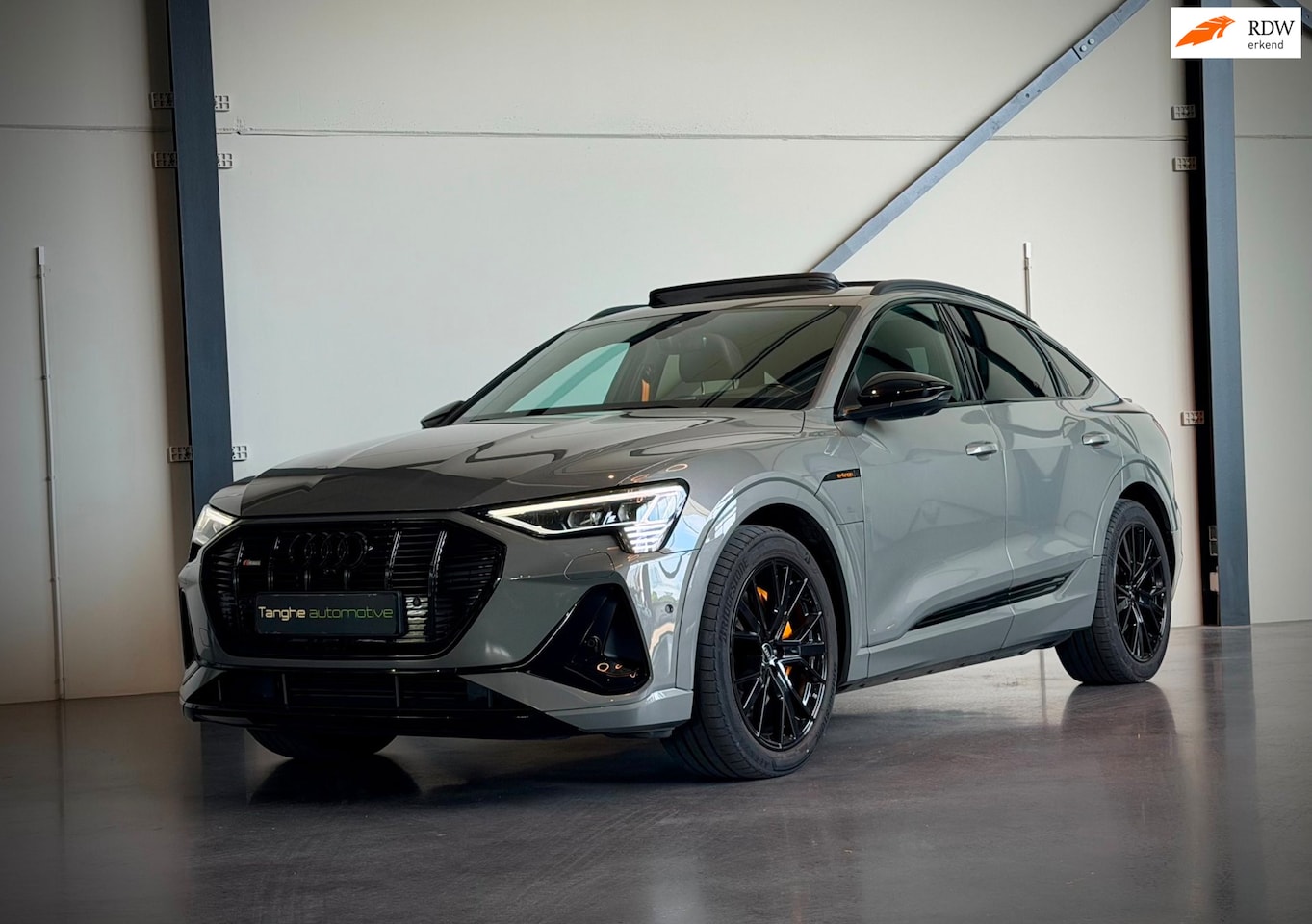Audi e-tron Sportback - 55 Black Ed, Panodak, ACC, Trekhaak, Chronos Grau, Head Up, 360° - AutoWereld.nl