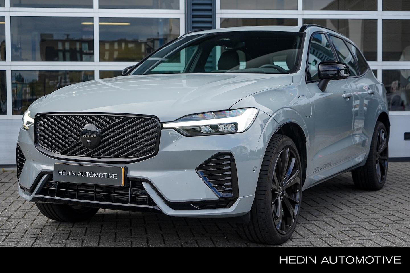 Volvo XC60 - 2.0 T6 Plug-in hybrid AWD Plus Black Edition | Panoramadak | Elektrische stoelen met geheu - AutoWereld.nl