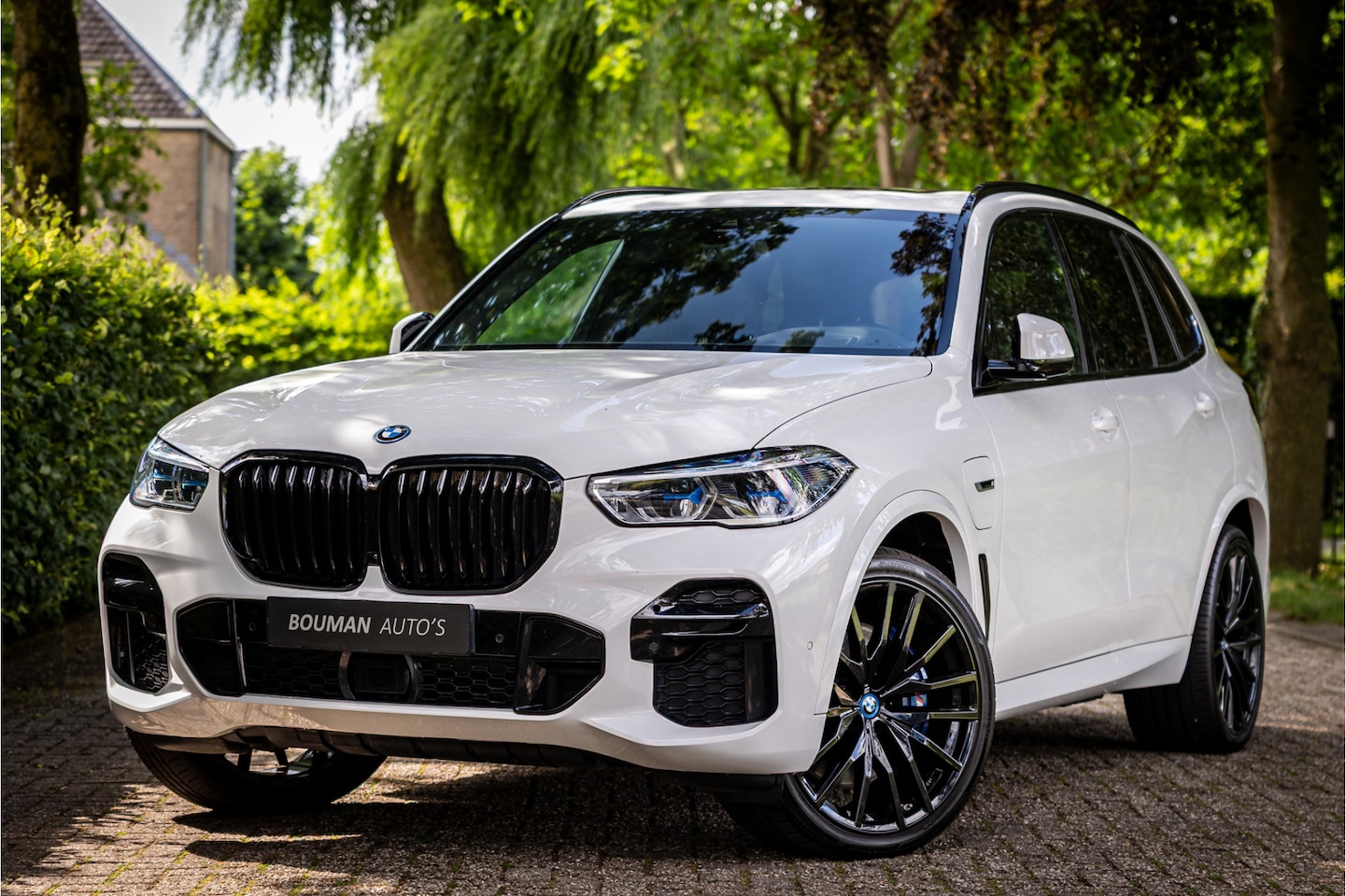 BMW X5 - xDrive45e M Sport 22" Laser Light HUD Crystal Panorama Trekhaak - AutoWereld.nl