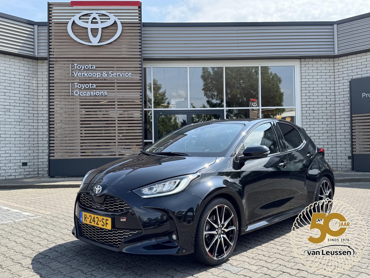 Toyota Yaris - 1.5 Hybrid GR SPORT PANODAK STOEL/STUURVERW JBL-AUDIO HEAD-UP 18'' LM-VELGEN PARK-SENSOREN - AutoWereld.nl
