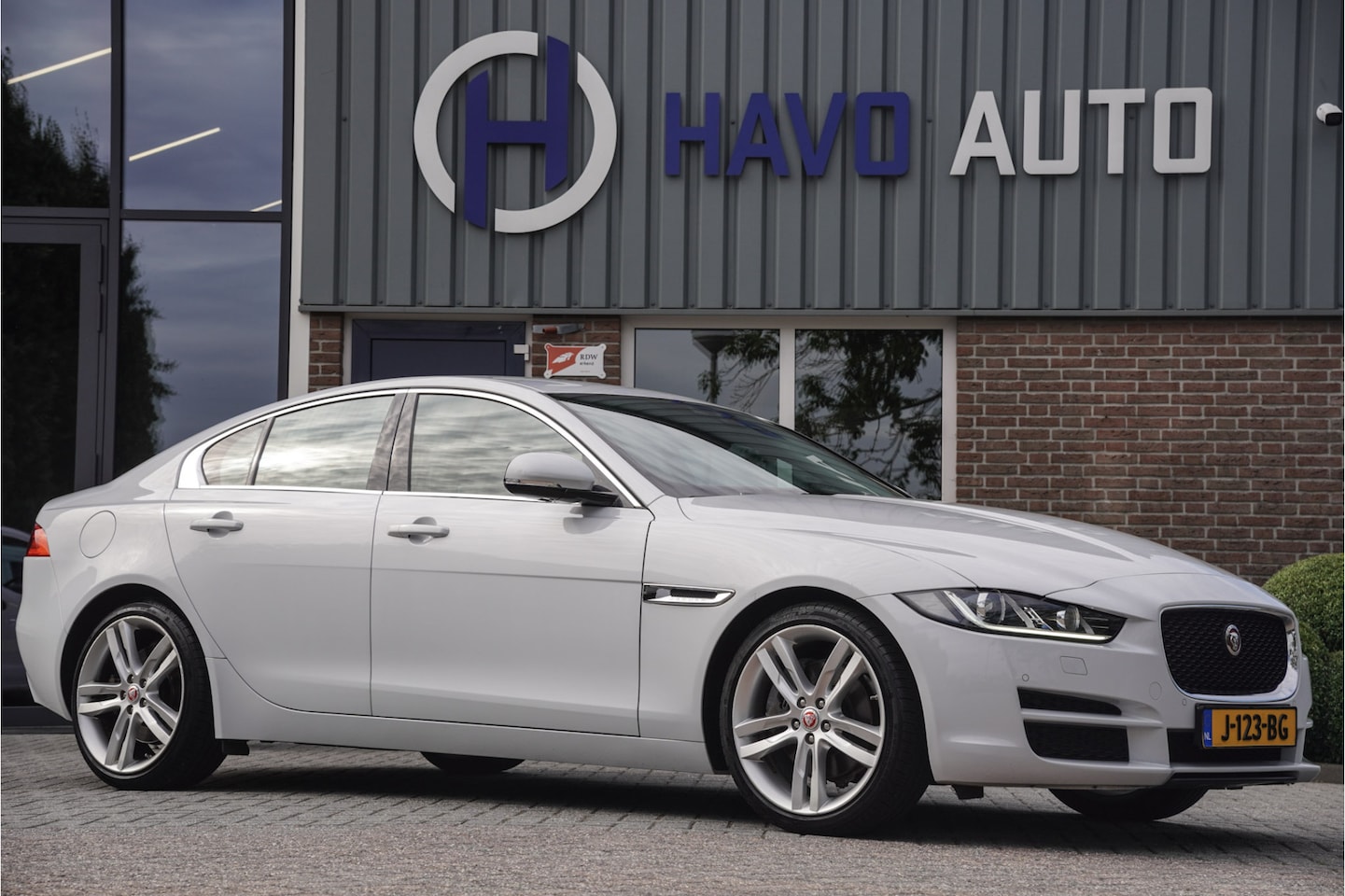 Jaguar XE - 2.0 Portfolio 2.0 Portfolio, LEDER, CAMERA, TREKHAAK, MEMORY - AutoWereld.nl