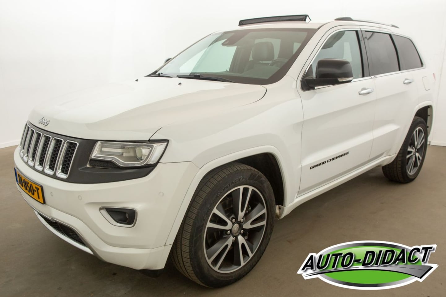 Jeep Grand Cherokee - 3.0 CRD 184kW Automaat Pano Navi Camera Leder Overland - AutoWereld.nl