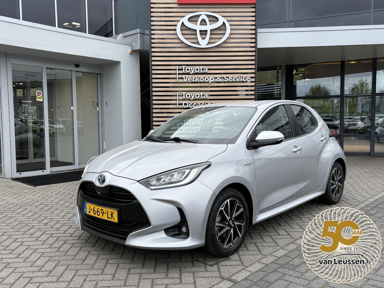 Toyota Yaris - 1.5 Hybrid First Edition NAVI KEYLESS LED NL-AUTO CLIMA LM-VELGEN - AutoWereld.nl