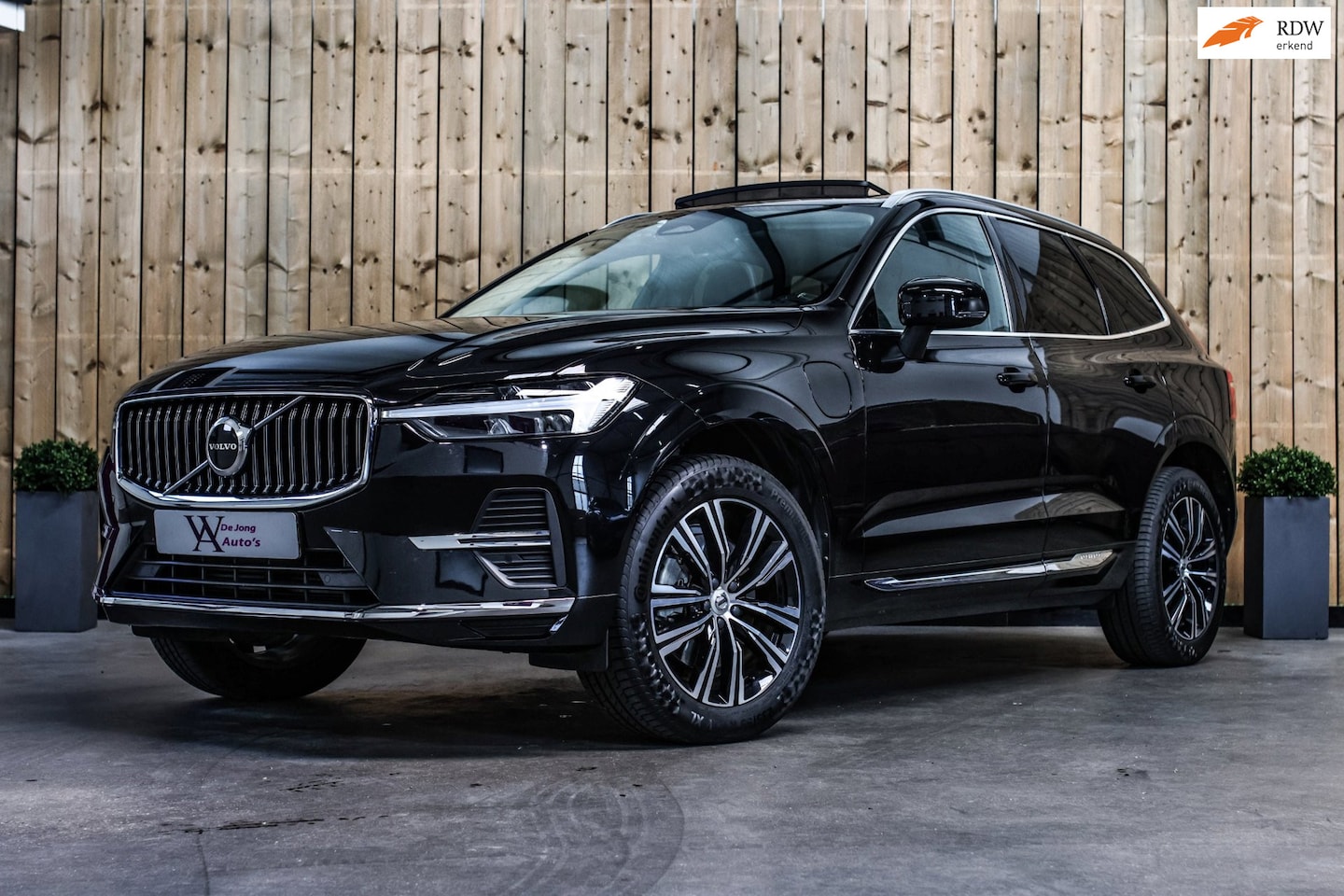 Volvo XC60 - 2.0 T8 Plug-in hybrid AWD Inscription *Pano*H/K*Trekhaak*Camera* - AutoWereld.nl