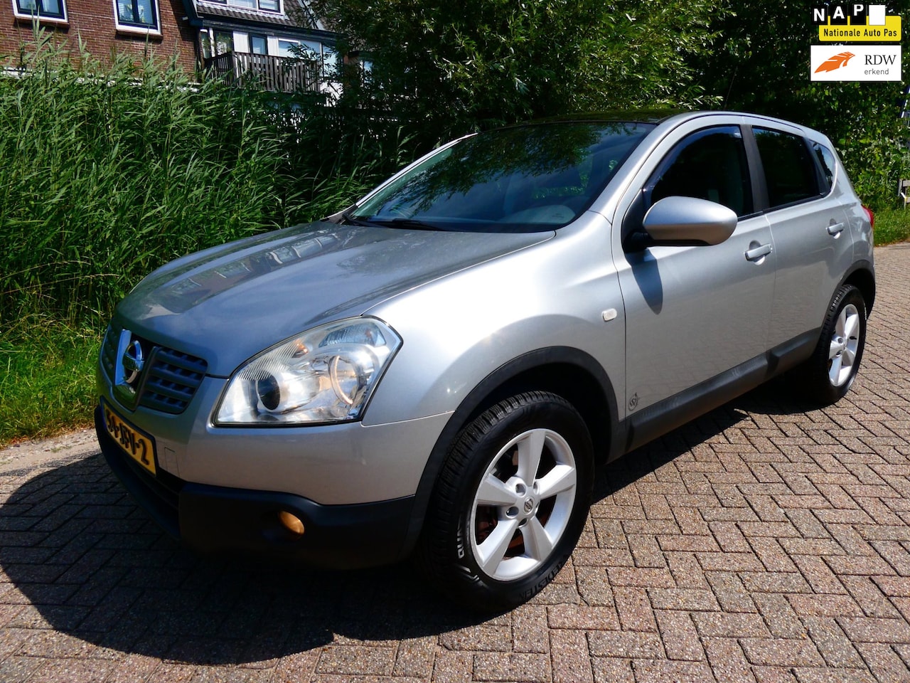 Nissan Qashqai - 1.6i 114pk Clima Cruise Panorama PDC Trekhaak 1200kg. - AutoWereld.nl