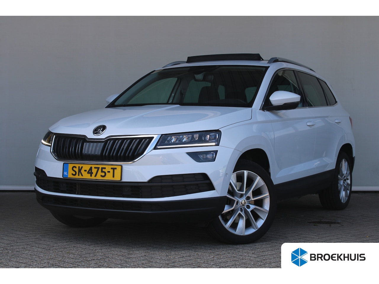 Skoda Karoq - 1.5 TSI ACT Style Business | Trekhaak | Navigatie | Panoramadak | Camera | Alcantara | Ada - AutoWereld.nl
