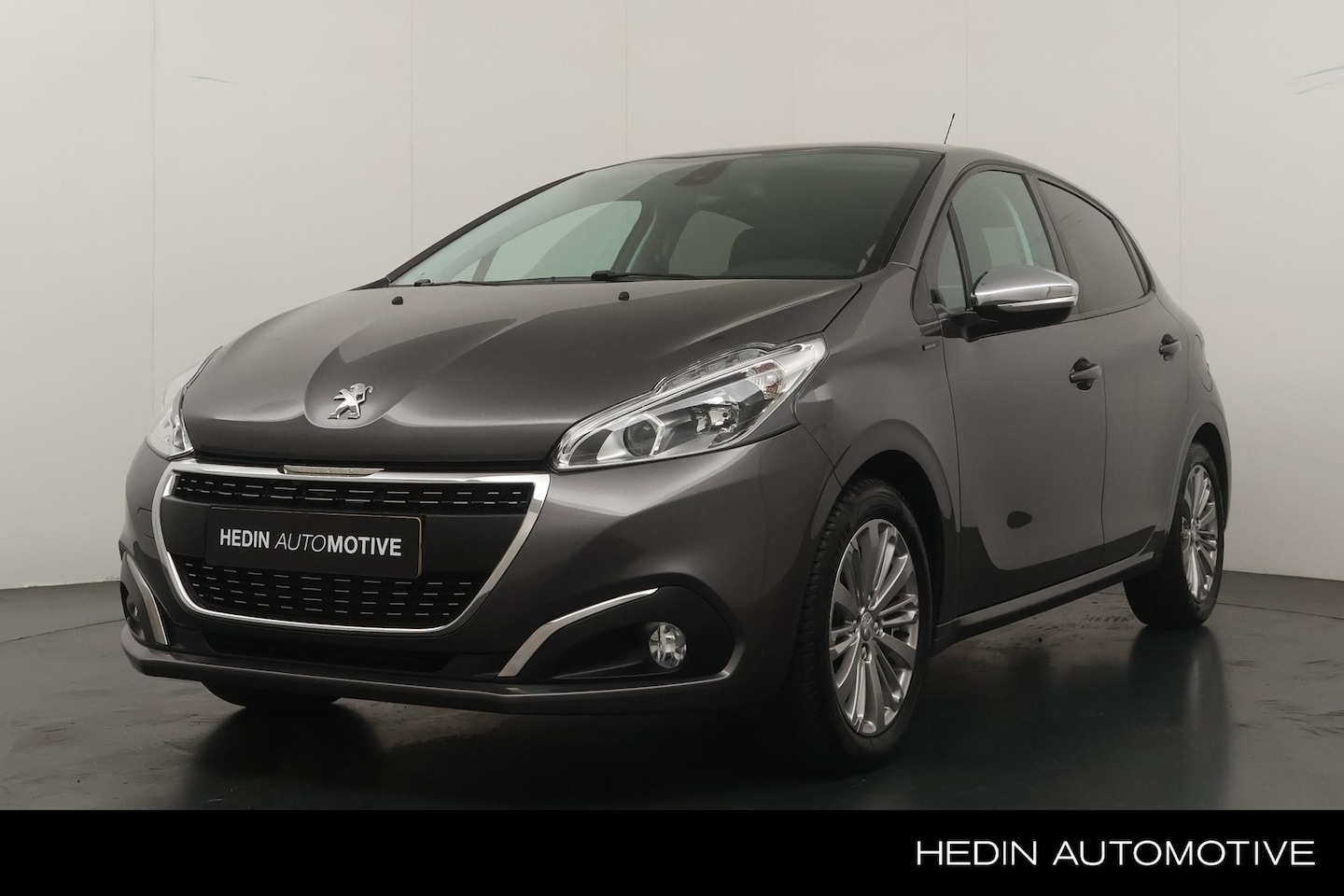 Peugeot 208 - 1.2 110pk Signature Automaat | Trekhaak | Cruise Control | All Season Banden | Parkeersens - AutoWereld.nl