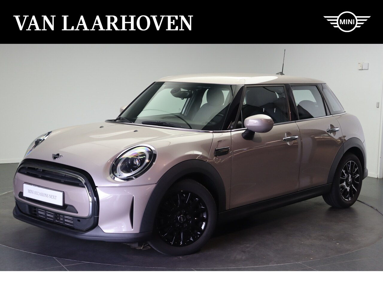 MINI One - Hatchback Classic / Sportstoelen / Cruise Control / LED / 16" LM Victory Spoke zwart - AutoWereld.nl