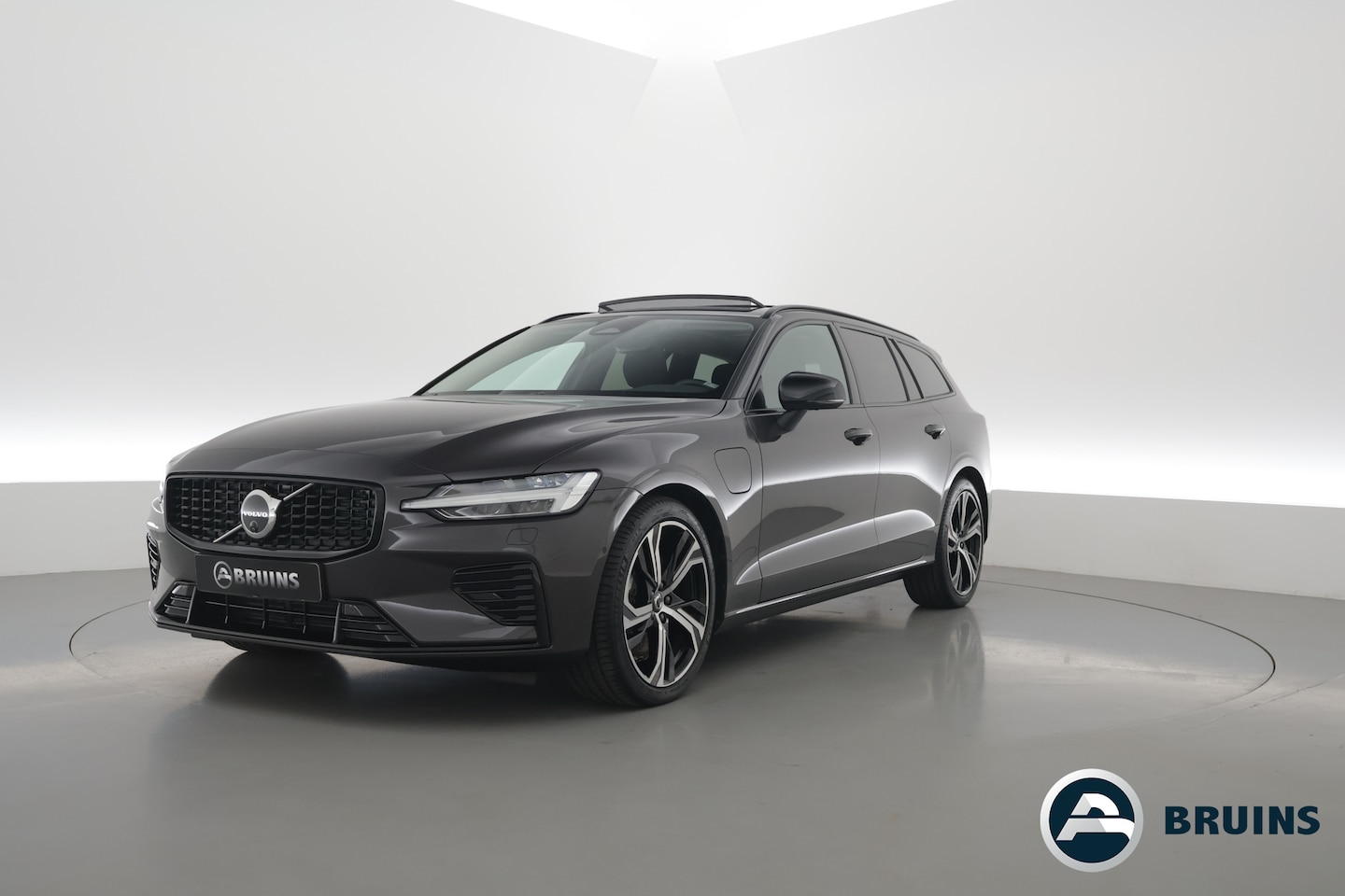 Volvo V60 - 2.0 T6 Plug-in hybrid AWD Plus Dark | SOH 98,2 % | Pano-dak | 360 camera | Trekhaak | Harm - AutoWereld.nl