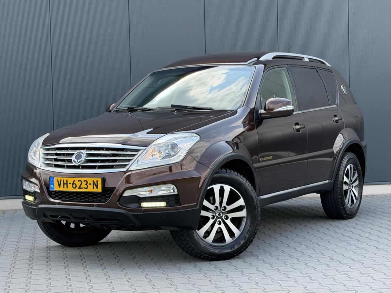 SsangYong Rexton - RX 200 e-XDI Crystal Grijs Kenteken - 3e Eigenaar - Trekhaak 3500KG - AutoWereld.nl