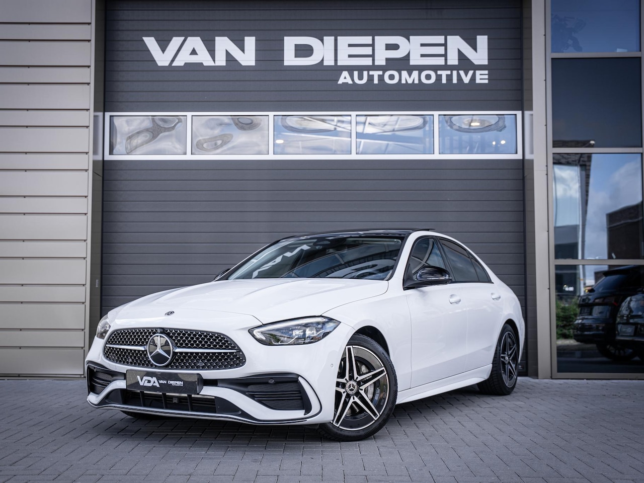 Mercedes-Benz C-klasse - 300 AMG Line - BTW l Pano l 360cam l Sfeerverlichting - AutoWereld.nl