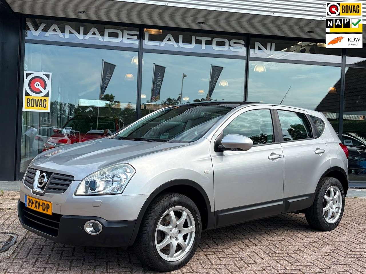 Nissan Qashqai - 2.0 Tekna Premium Panorama Leer Xenon Navi Park.Sens Trekhaak NL-Auto NAP! - AutoWereld.nl