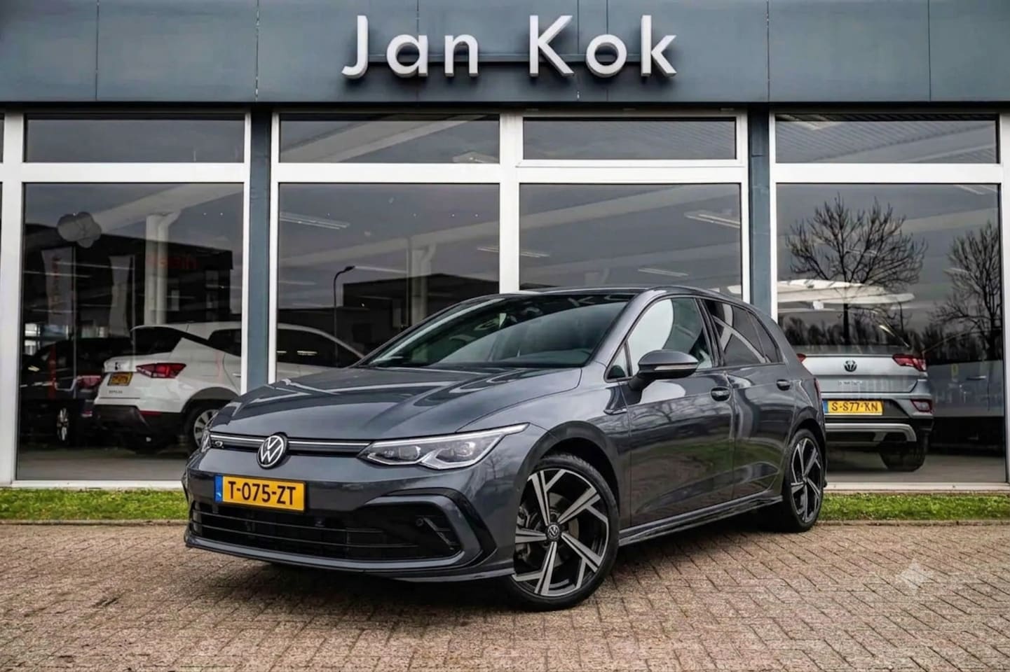Volkswagen Golf - 1.5 eTSI R-Line | IQ Light | Panoramadak | Camera - AutoWereld.nl