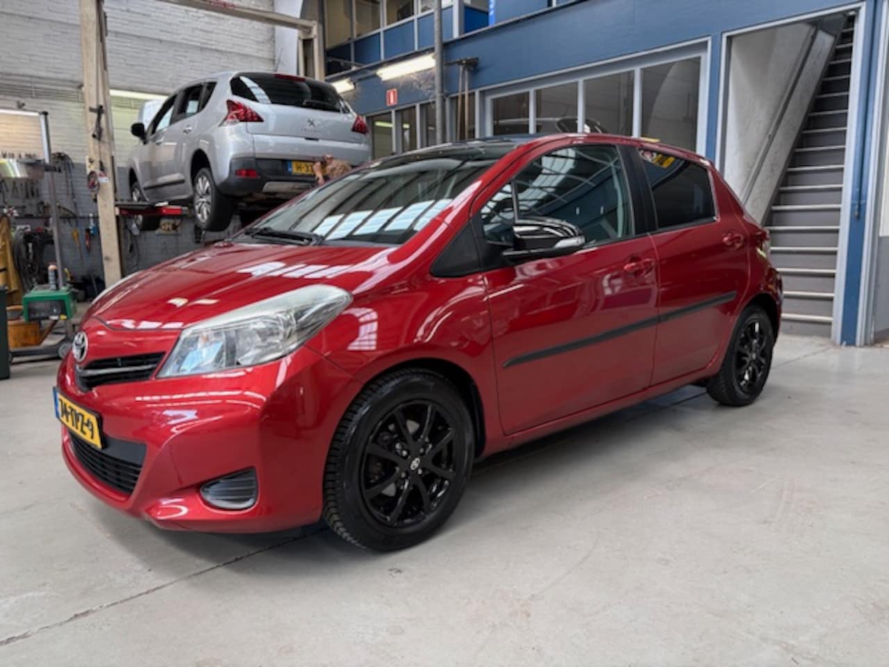 Toyota Yaris - 1.3 16v VVT-i 99pk 5D Automaat Executive | Zwart dak | Lm velgen Camera | Bluetooth | Crui - AutoWereld.nl