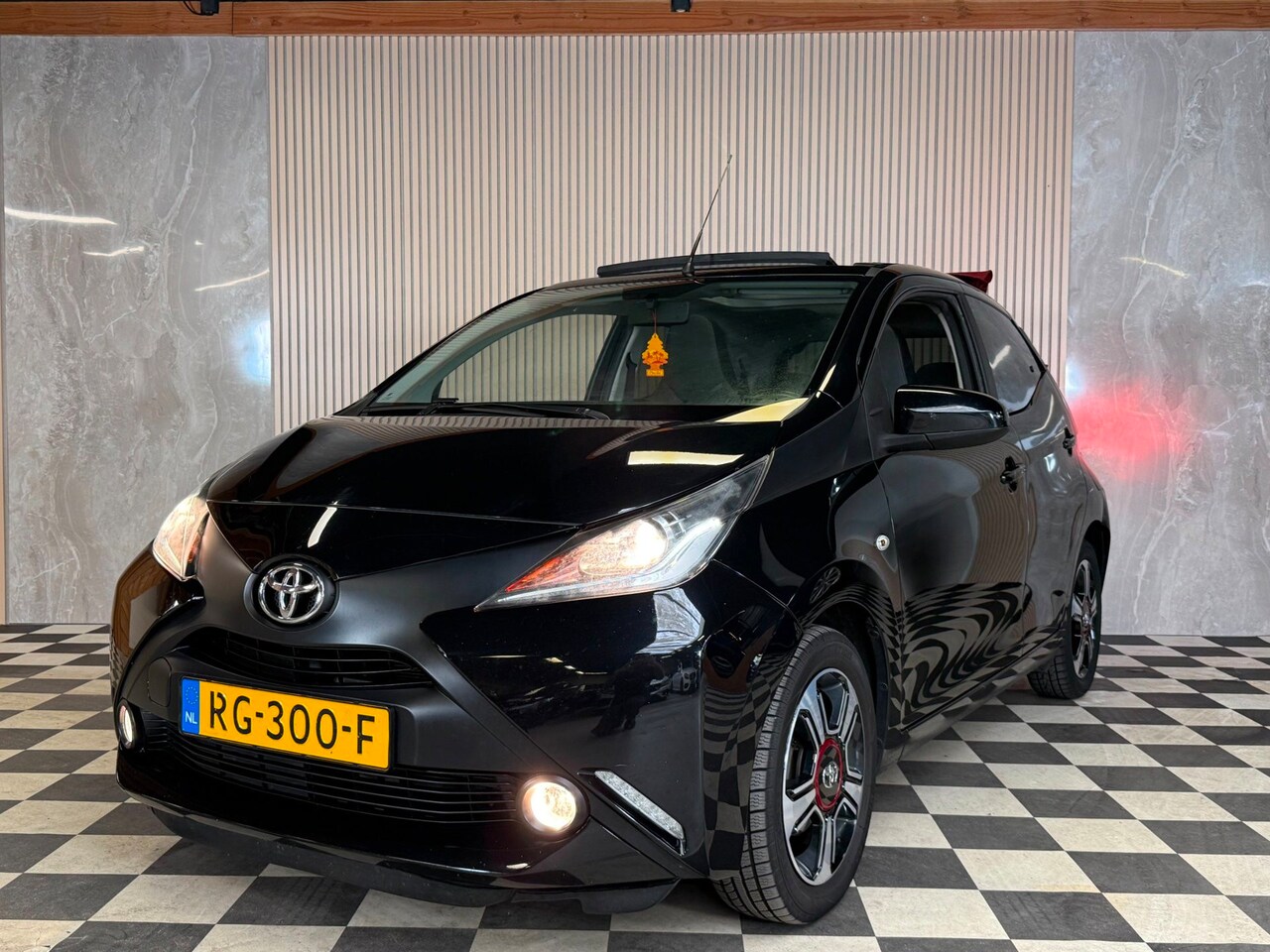 Toyota Aygo - 1.0 VVT-i x-pose Open Dak Nwe Koppeling Trekhaak Airco Cruise Control - AutoWereld.nl