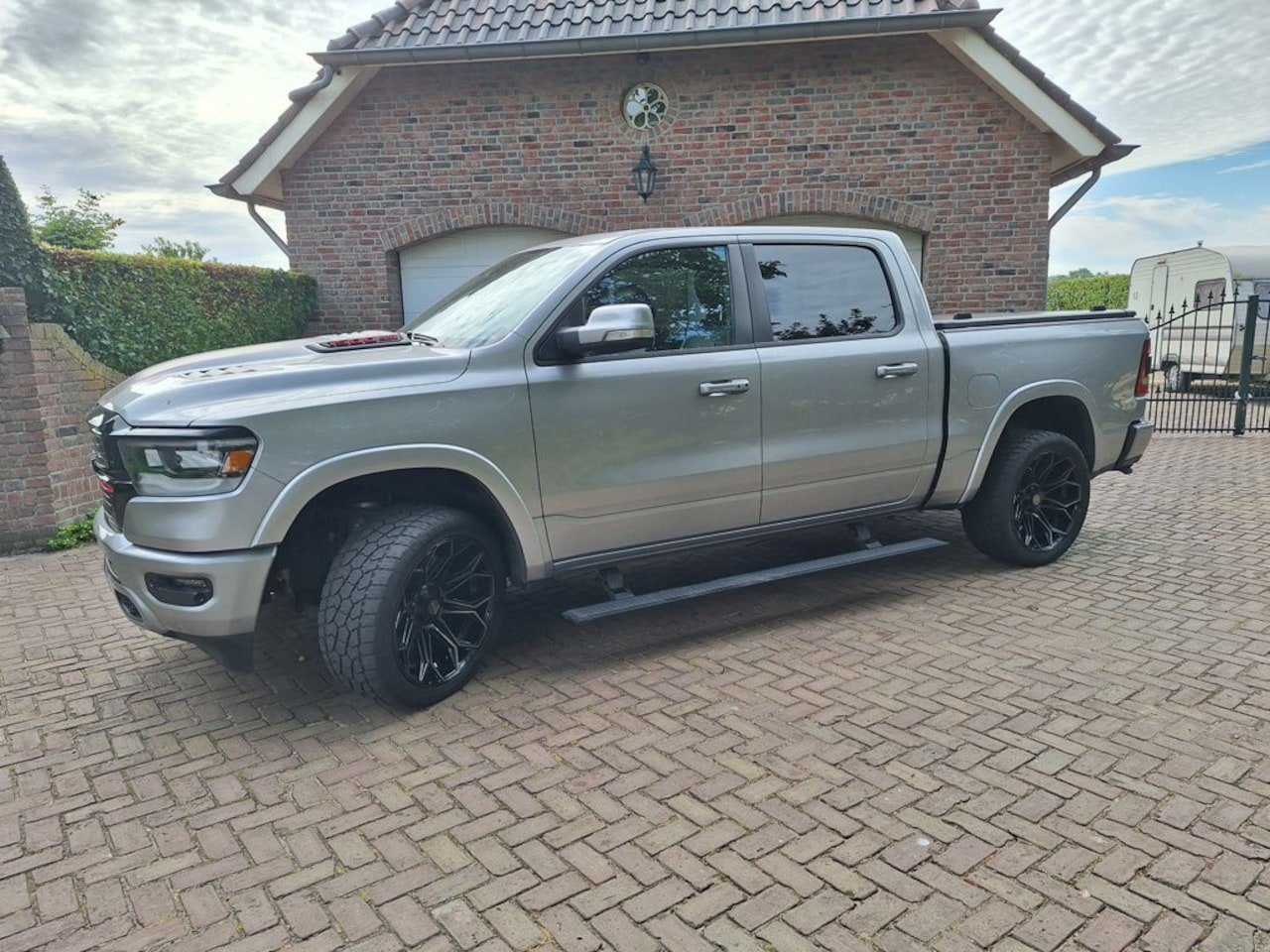 Dodge Ram 1500 - 5.7 V8 4x4 Crew Cab Laramie 5.7 V8 4x4 Crew Cab Laramie - AutoWereld.nl