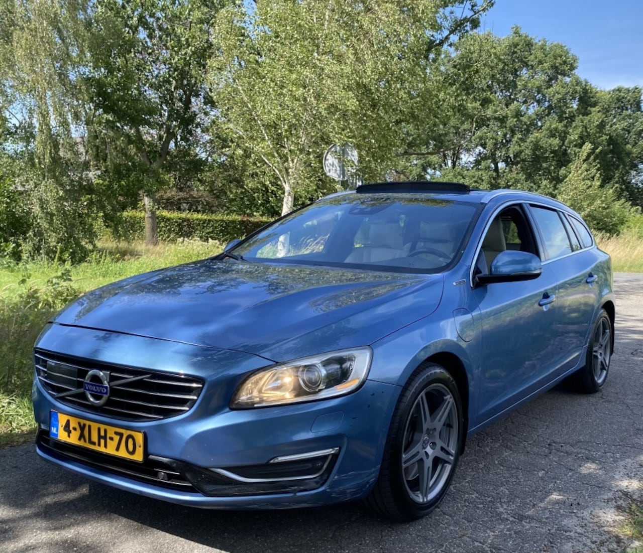 Volvo V60 - 2.4 D6 AWD Pl.i Sum. - AutoWereld.nl