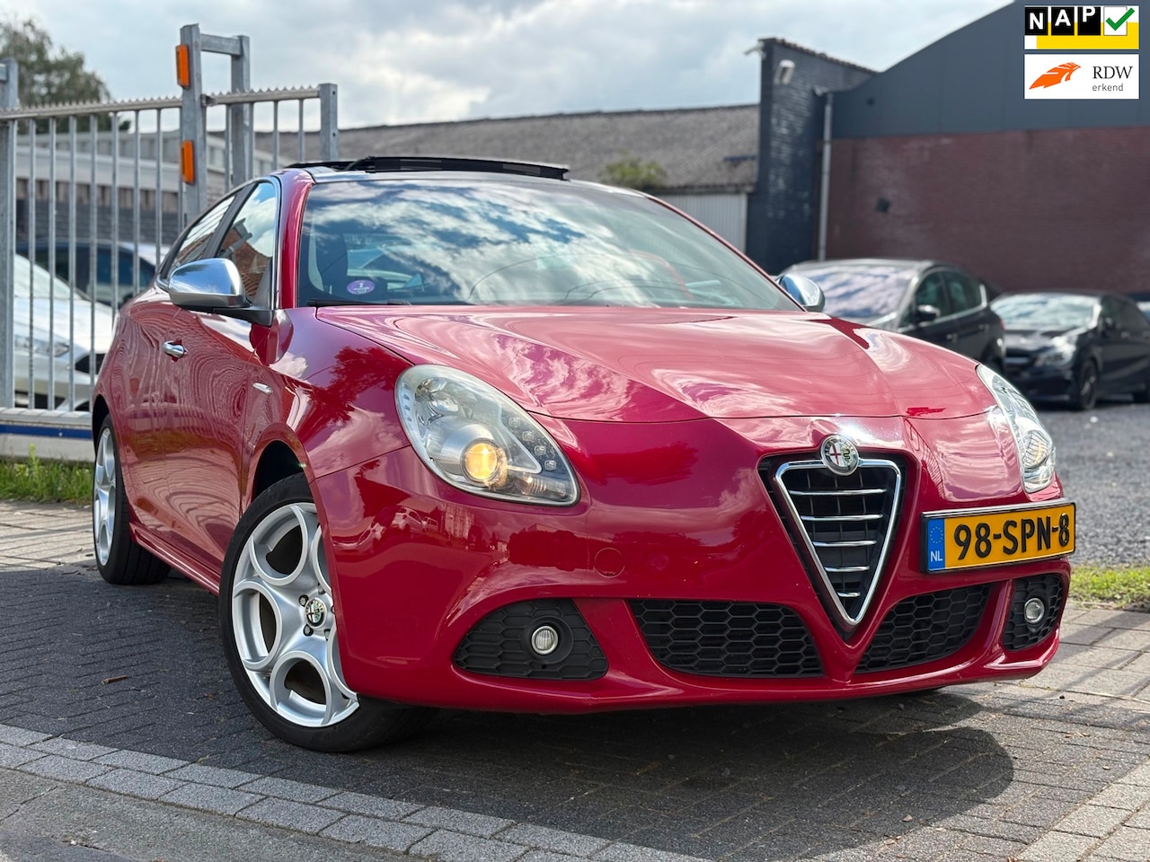 Alfa Romeo Giulietta - 1.4 T Distinctive | Panoramadak | 17” LMV | Navigatie | LED | Climate control | - AutoWereld.nl