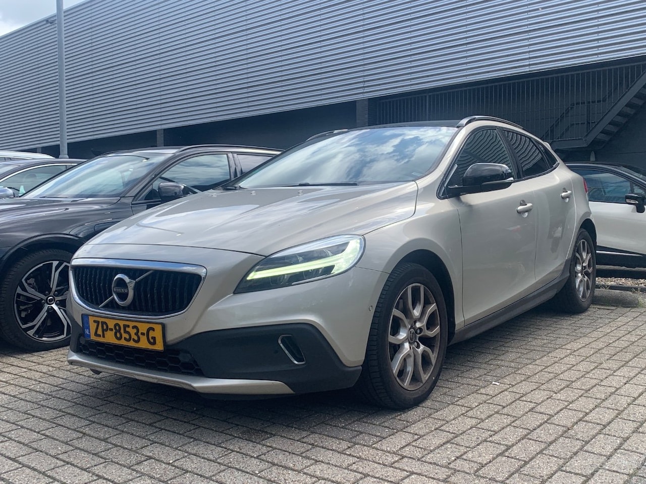 Volvo V40 Cross Country - T3 152PK Polar+ Luxury | Panoramadak | Getint Glas | Keyless | Trekhaak - AutoWereld.nl