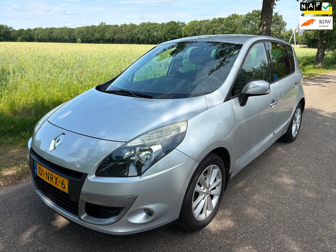 Renault Scénic - 1.6 Celsium Airco/Navi/Trekhaak/APK/parkeer sensoren - AutoWereld.nl