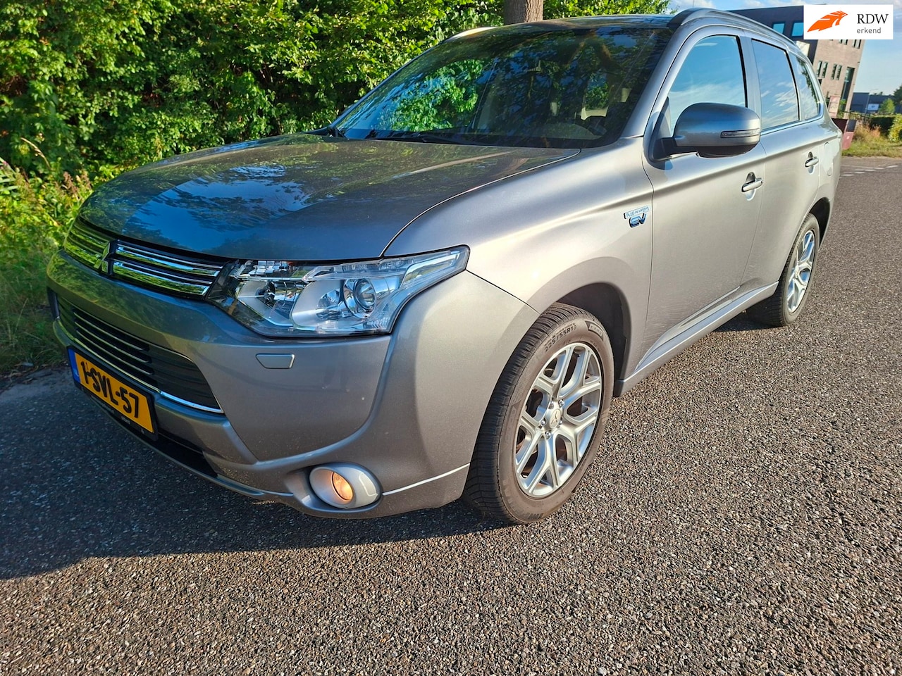 Mitsubishi Outlander - 2.0 PHEV instyle dealer onderh.accu 2021 vern. - AutoWereld.nl