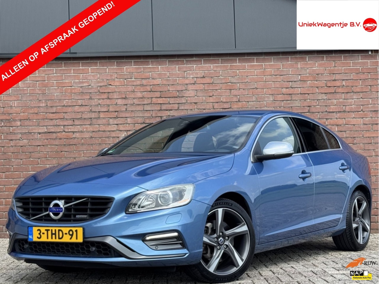 Volvo S60 - 2.0 T5 R-DESIGN | NL-AUTO! | NAVI! | TREKHAAK! - AutoWereld.nl