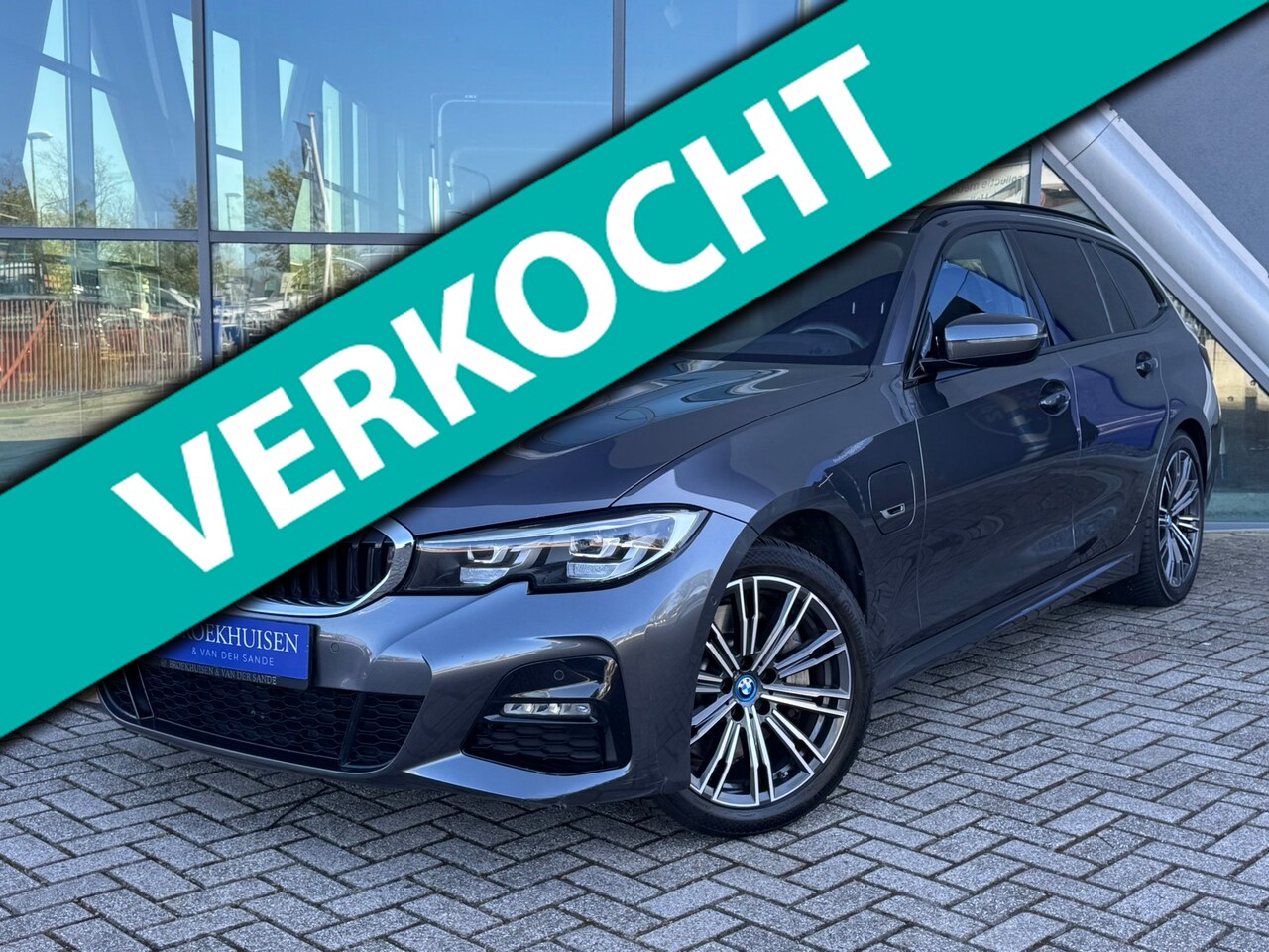 BMW 3-serie Touring - 330e Plug in Hybride M-sport Shadow-line 292pk Panoramadak / Camera - AutoWereld.nl