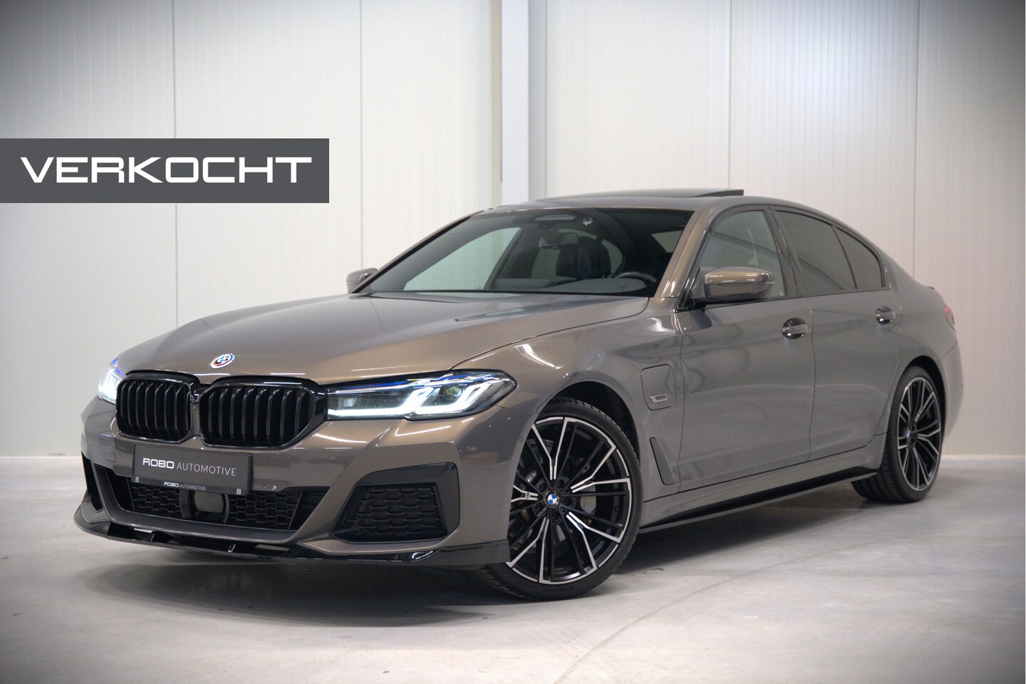 BMW 5-serie - 520e Business Edition Plus M Sport | M Performance | Alvitgrau | Panoramadak | Laser | Sto - AutoWereld.nl
