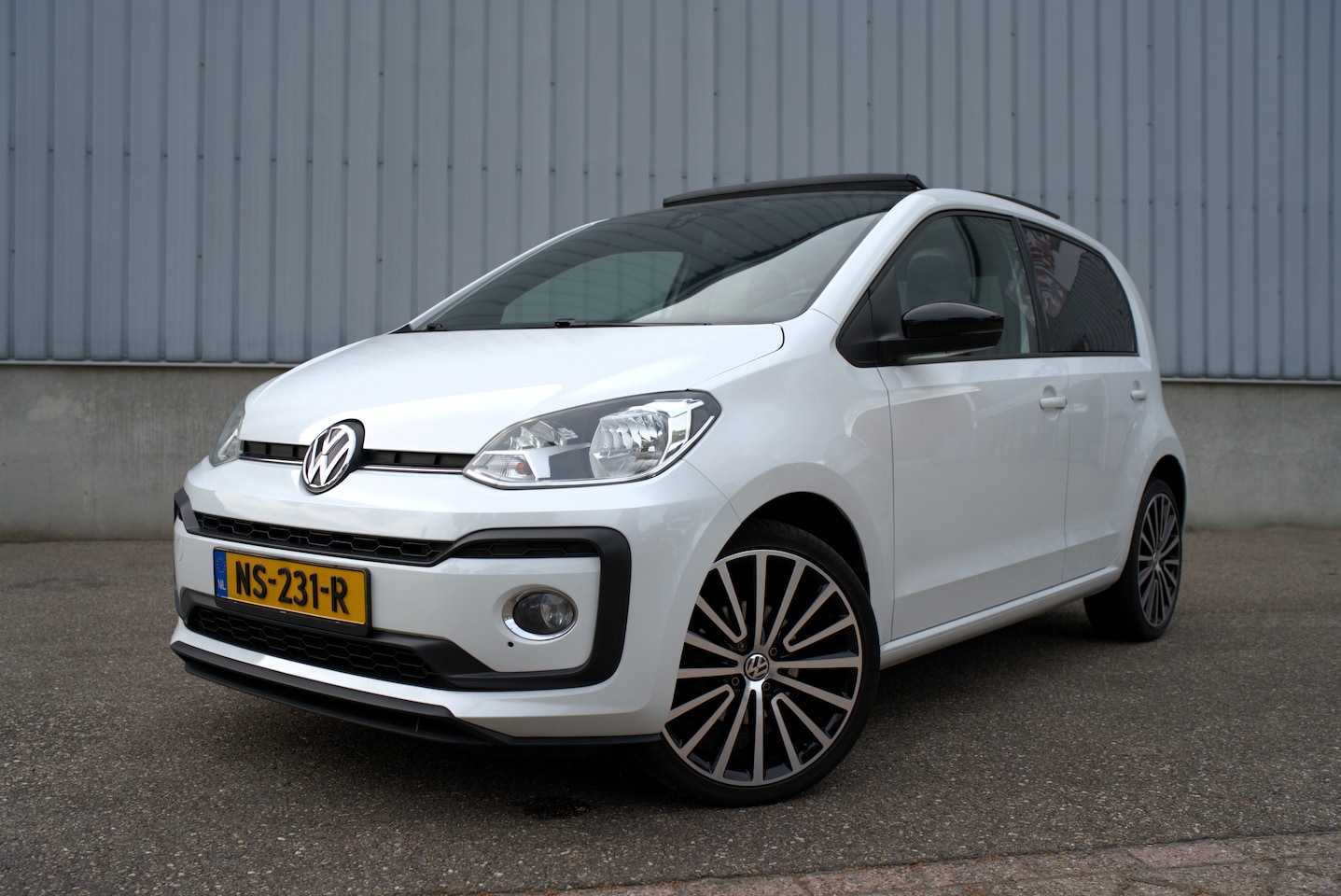 Volkswagen Up! - 1.0 TSI BMT high up! VW Up! 1.0 TSI R-Line | Full Option | Pano | Camera | Cruise - AutoWereld.nl