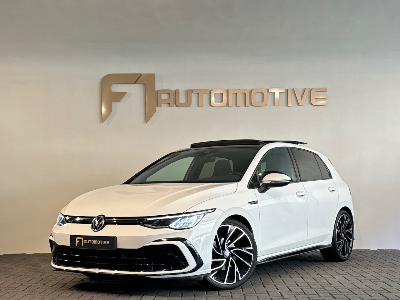 Volkswagen Golf - 1.5 eTSI R Line Pano|Sfeer|Dodehoek|Camera - AutoWereld.nl