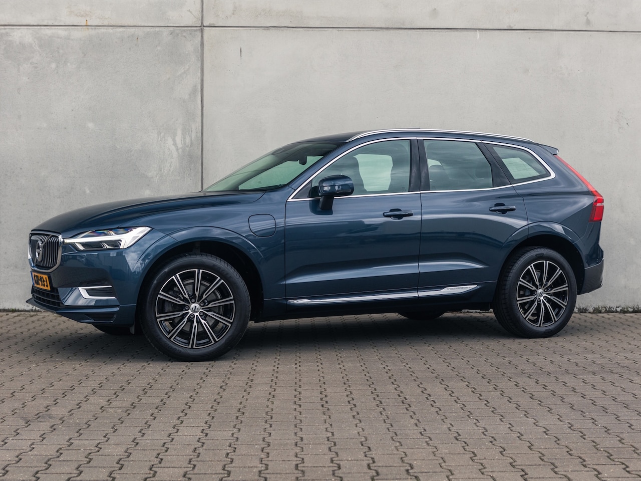 Volvo XC60 - 2.0 T8 Twin Engine AWD Inscription / Head up / Pano / H&K Audio - AutoWereld.nl