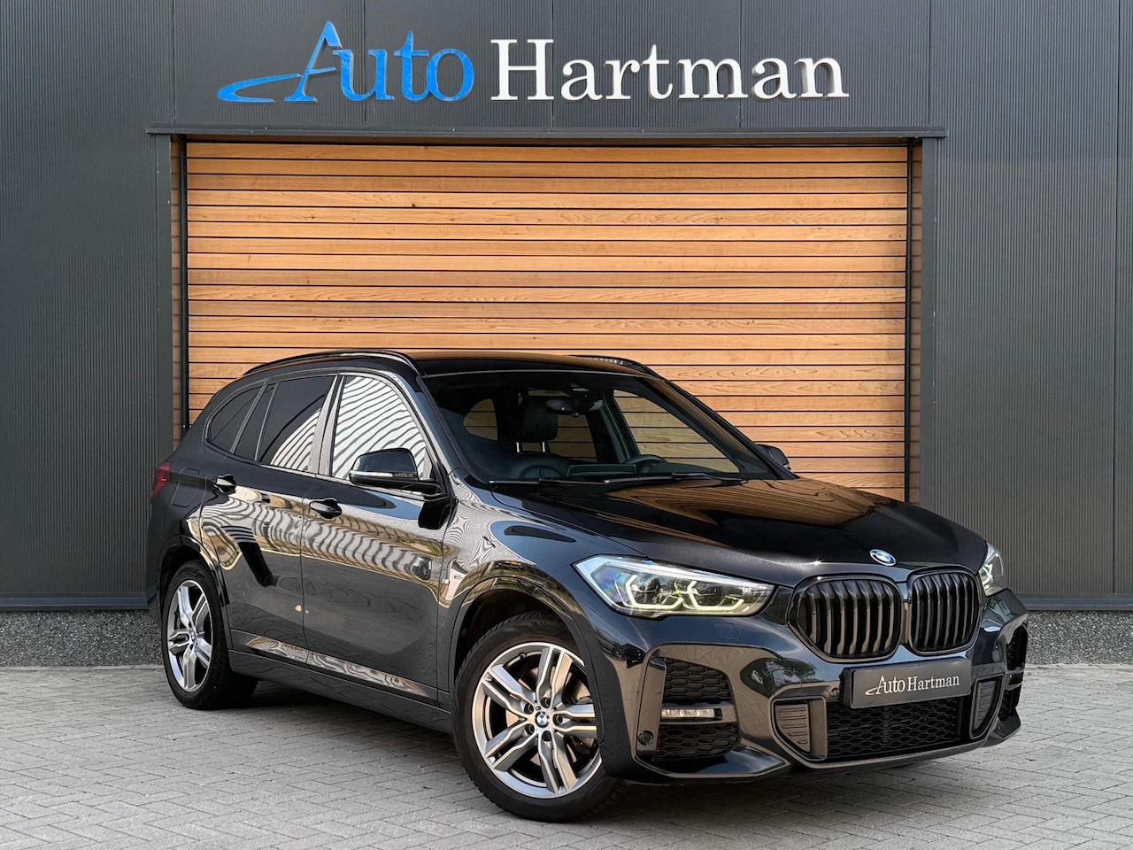 BMW X1 - xDrive25e High Executive HEAD-UP|H&K|KEYLESS|TREKHAAK - AutoWereld.nl
