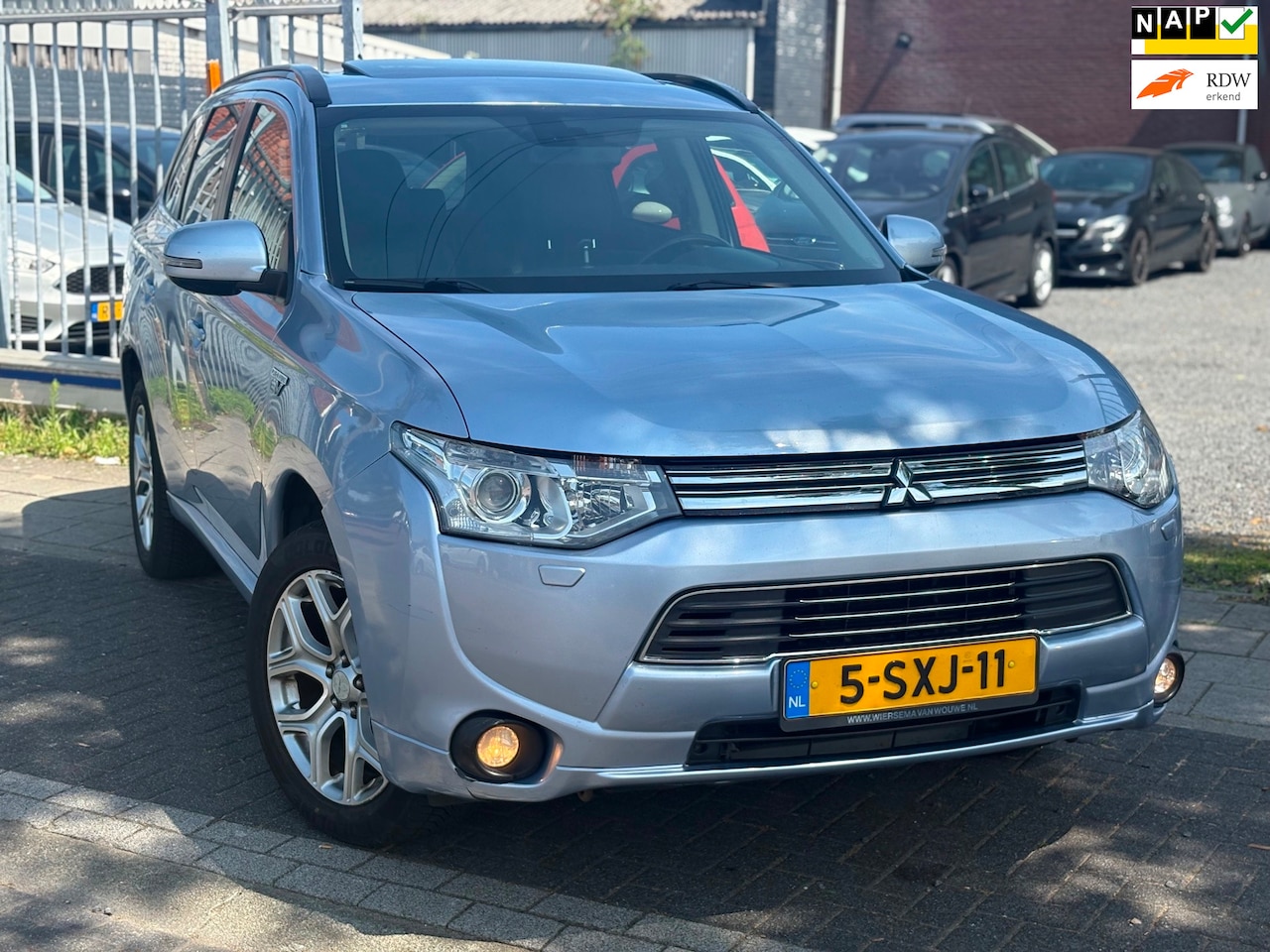 Mitsubishi Outlander - 2.0 PHEV Instyle+ | Schuifdak | Leder | Navigatie | 18” LMV | - AutoWereld.nl
