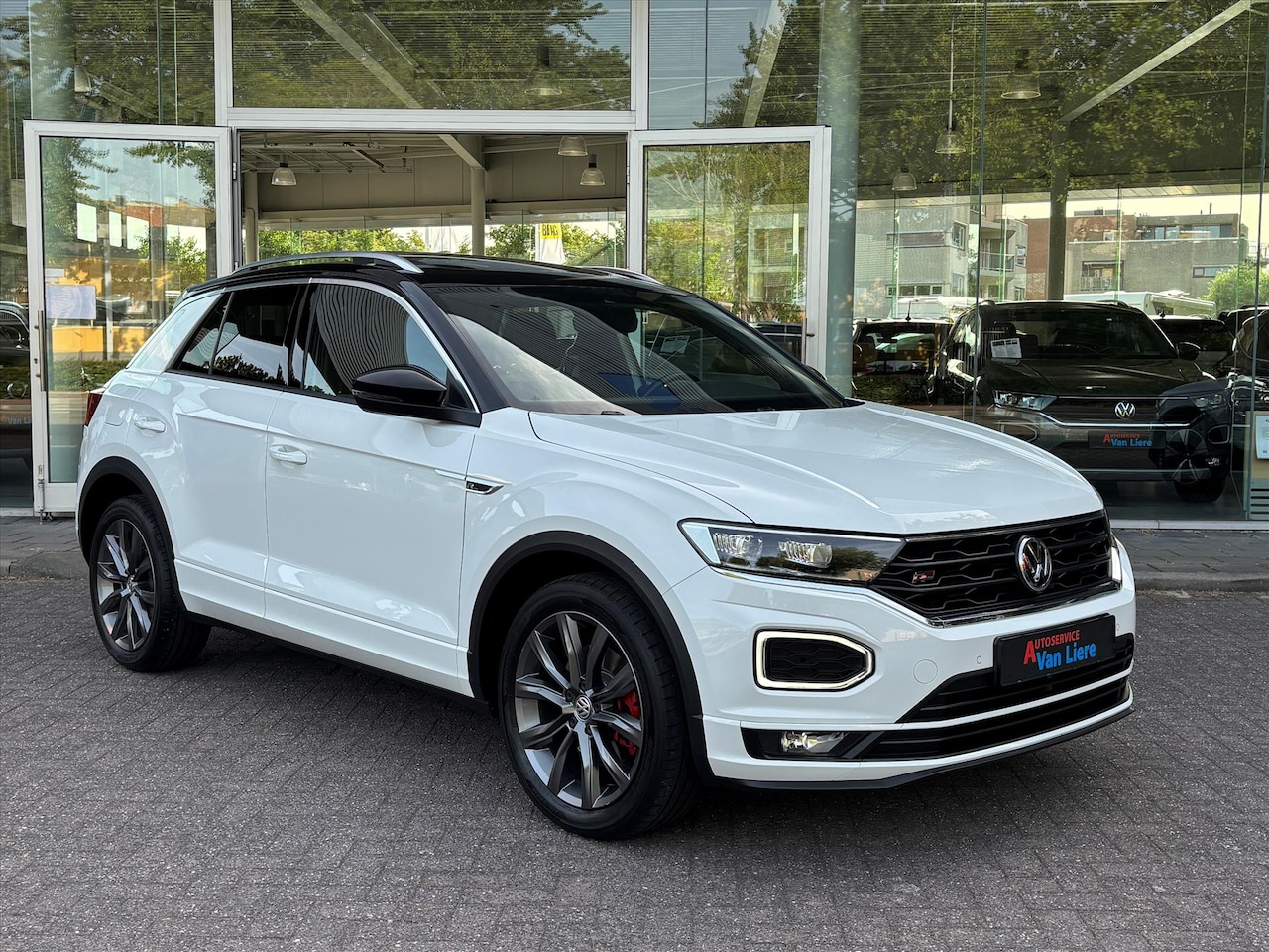 Volkswagen T-Roc - 1.5 TSI 150pk 7-DSG T-Roc Sport R-Line|Panodak|Dode hoek| Trekhaak| Rijklaarprijs incl gar - AutoWereld.nl