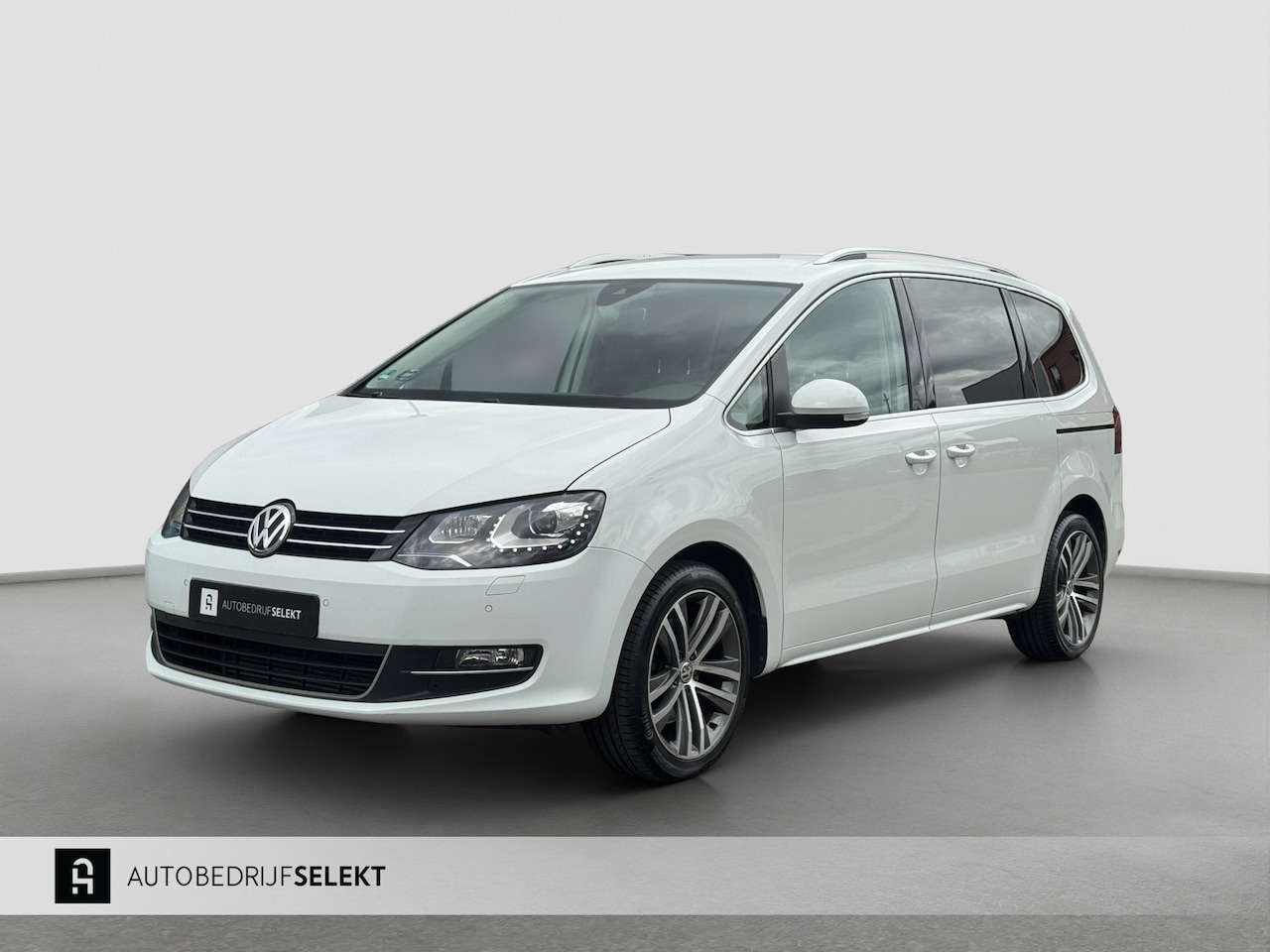 Volkswagen Sharan - 2.0 TSI Highline | Trekhaak | Dynaudio | Xenon | 7 persoons | Standkachel | Camera | Elekt - AutoWereld.nl