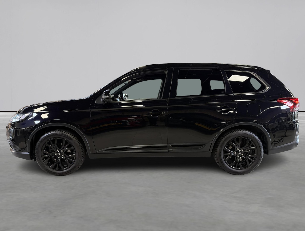 Mitsubishi Outlander - 2.0 Black edition 7 persoons, Trekhaak, 360 camera - AutoWereld.nl