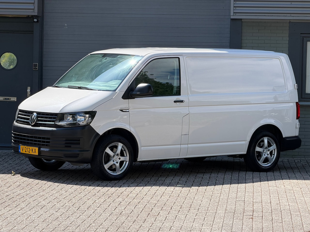 Volkswagen Transporter - 2.0 TDI L1H2 Trendline 2.0 TDI L1H2 Trendline - AutoWereld.nl