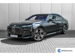 BMW i7 - xDrive60 106 kWh 545 PK | Skylounge Panorama Dak | Achteras besturing | Elektrische deuren