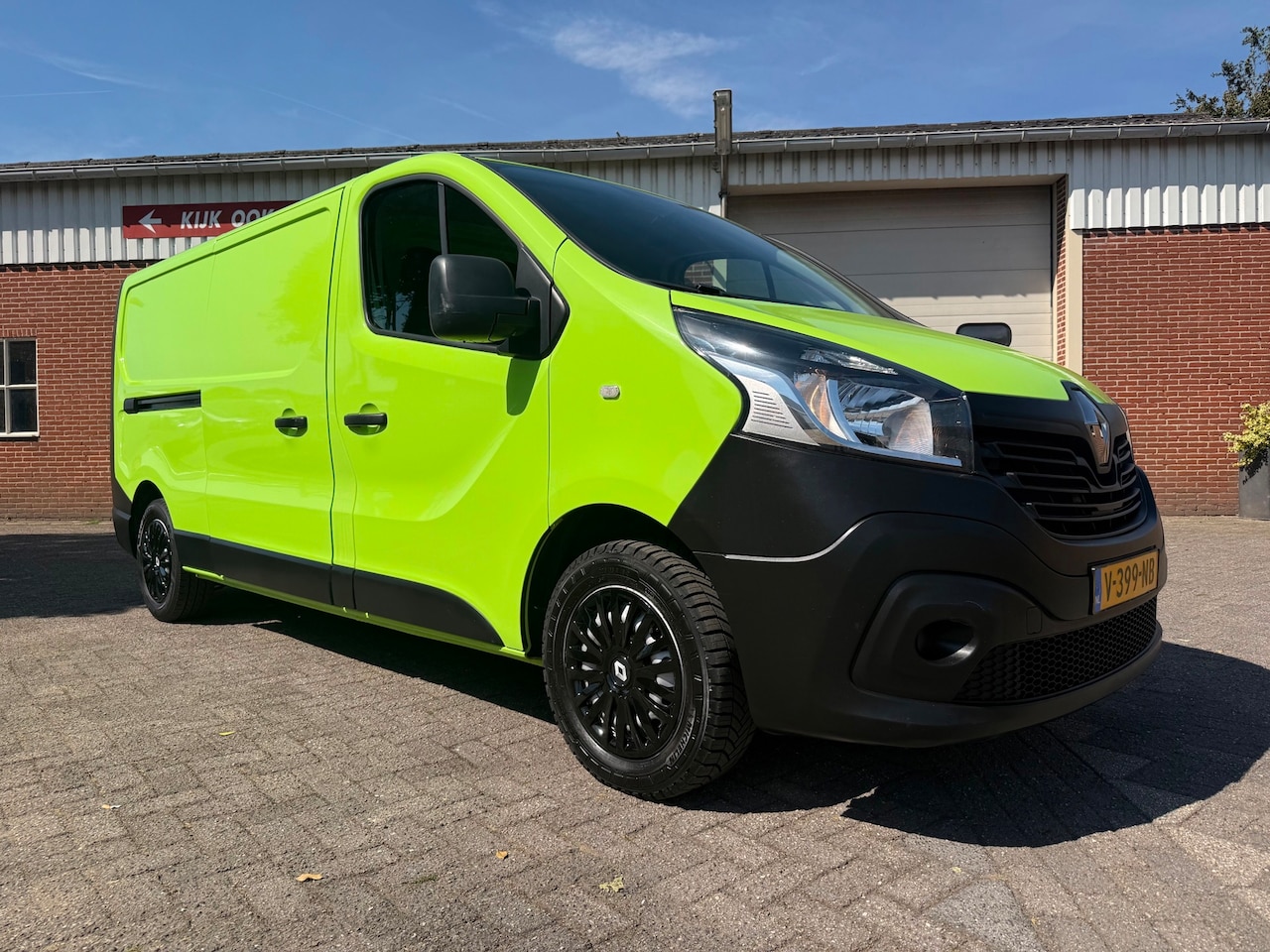 Renault Trafic - 1.6 dCi T29 L2H1 euro 6 3-zits navi airco cruise - AutoWereld.nl